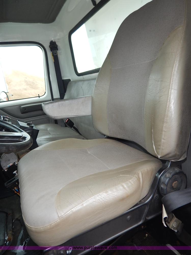 image for item J3634 2001 International 4900 dump truck