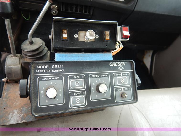 image for item J3634 2001 International 4900 dump truck