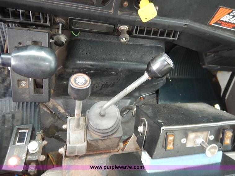 image for item J3634 2001 International 4900 dump truck