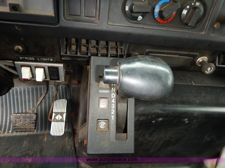 image for item J3634 2001 International 4900 dump truck