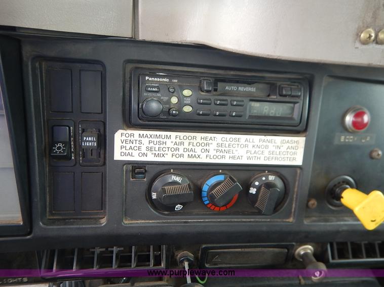 image for item J3634 2001 International 4900 dump truck