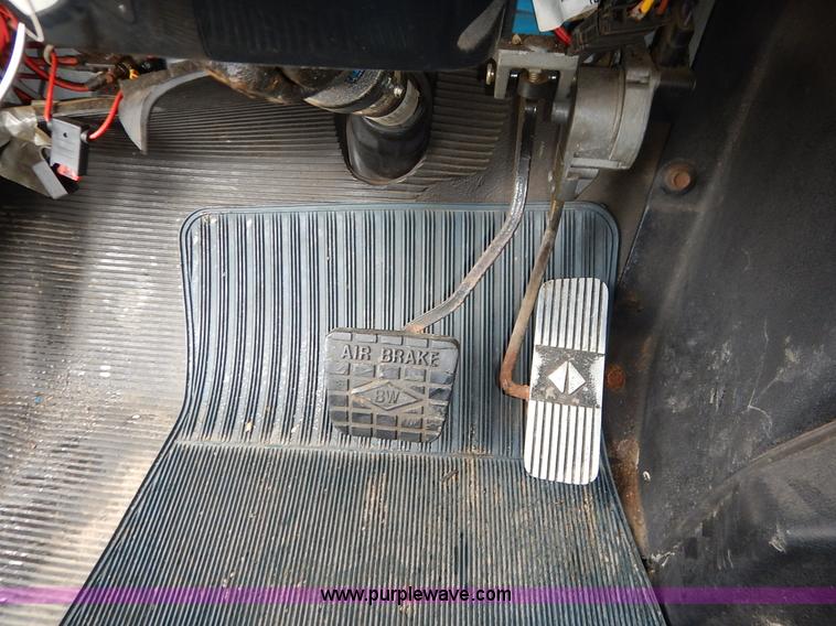 image for item J3634 2001 International 4900 dump truck