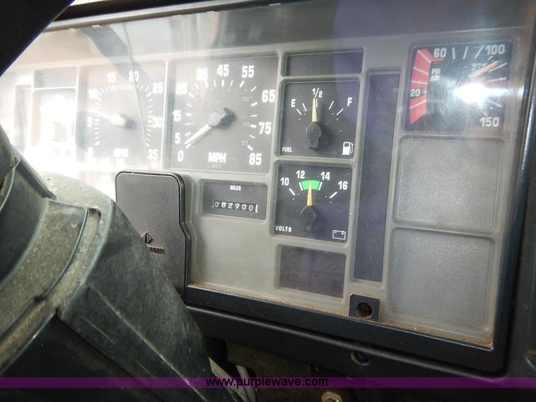 image for item J3634 2001 International 4900 dump truck