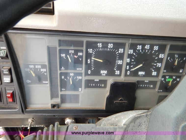 image for item J3634 2001 International 4900 dump truck