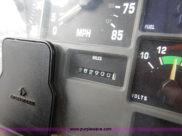 image for item J3634 2001 International 4900 dump truck