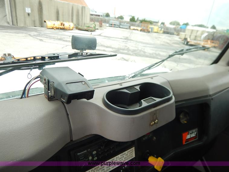 image for item J3634 2001 International 4900 dump truck