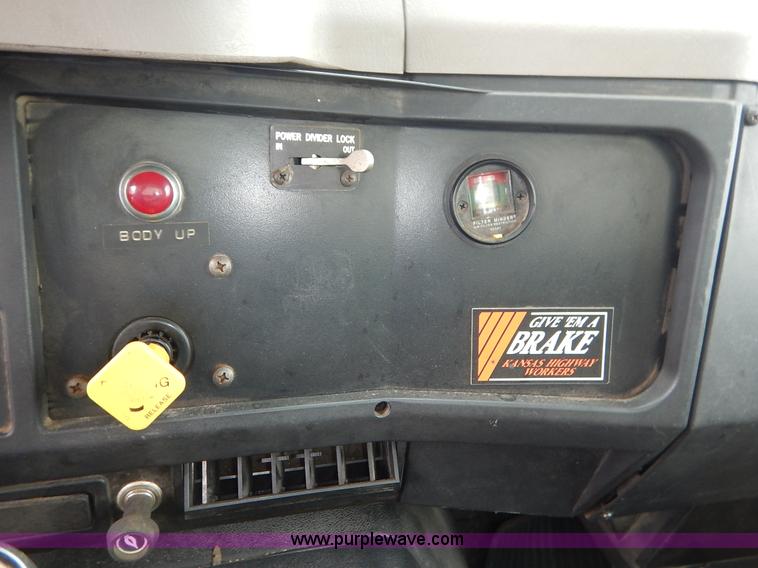 image for item J3634 2001 International 4900 dump truck