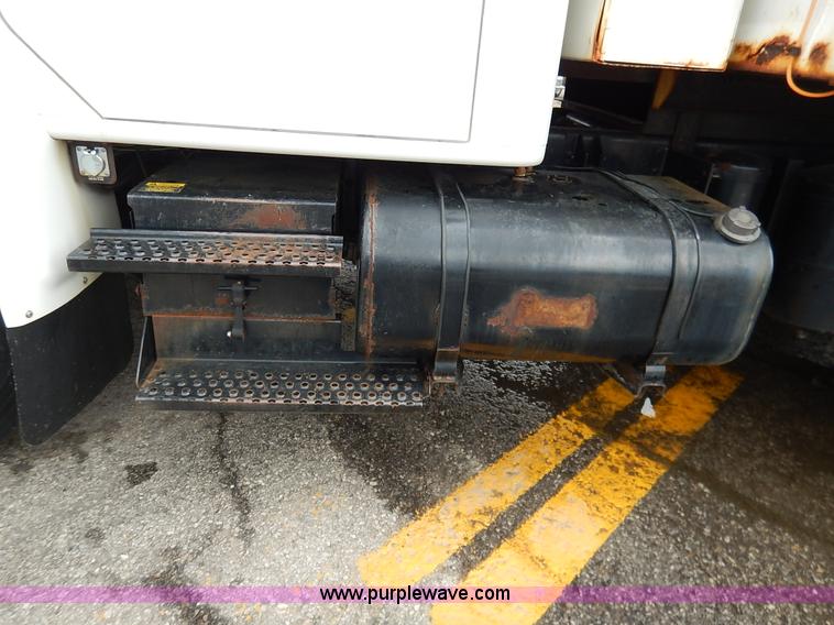 image for item J3634 2001 International 4900 dump truck