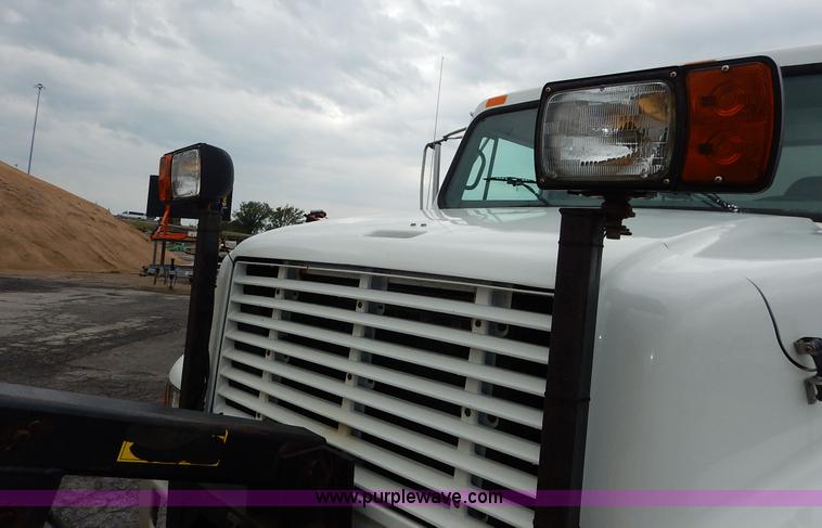 image for item J3634 2001 International 4900 dump truck