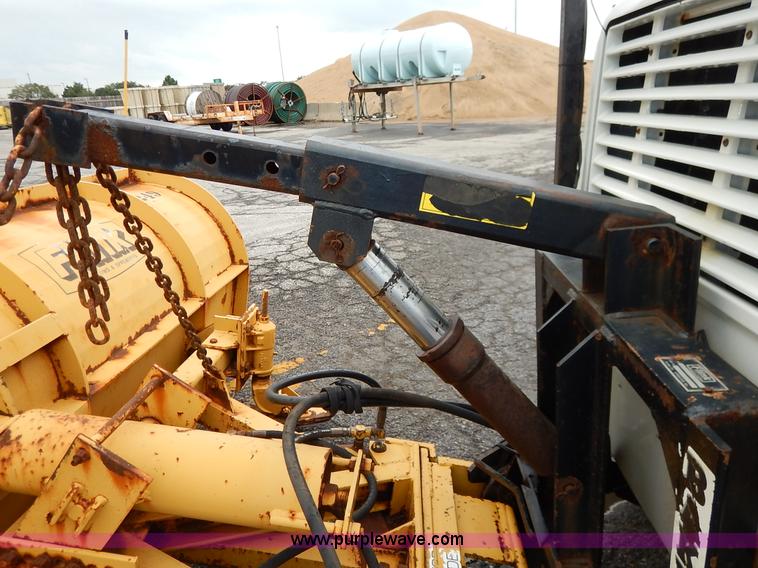 image for item J3634 2001 International 4900 dump truck