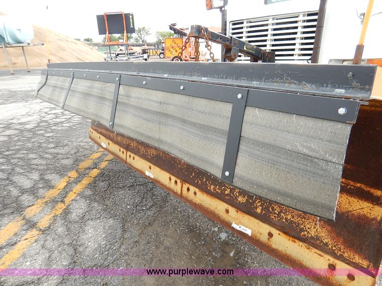 image for item J3634 2001 International 4900 dump truck