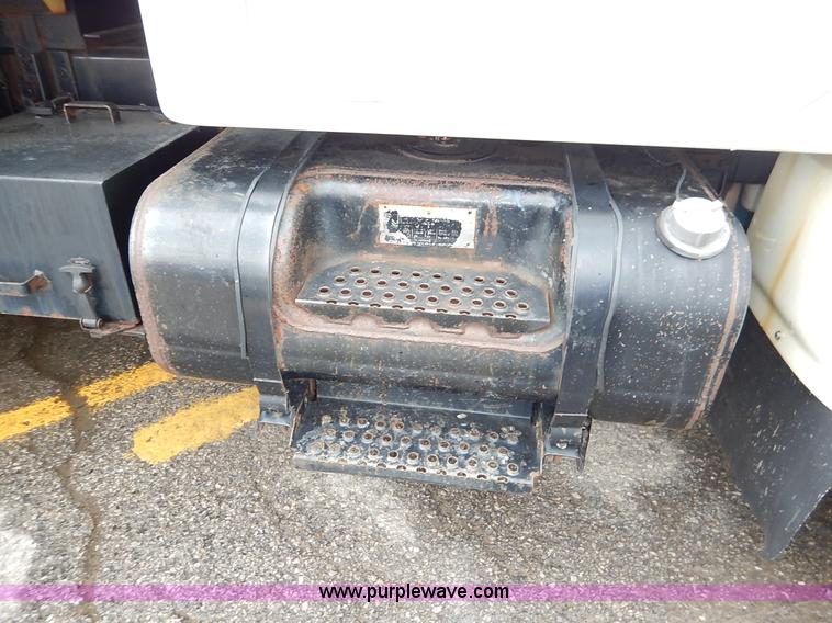 image for item J3634 2001 International 4900 dump truck