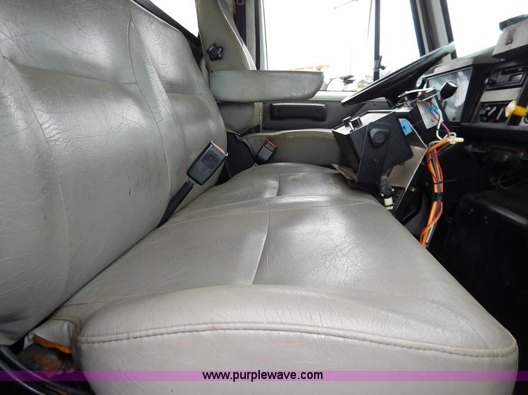 image for item J3634 2001 International 4900 dump truck