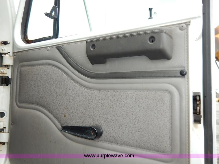 image for item J3634 2001 International 4900 dump truck