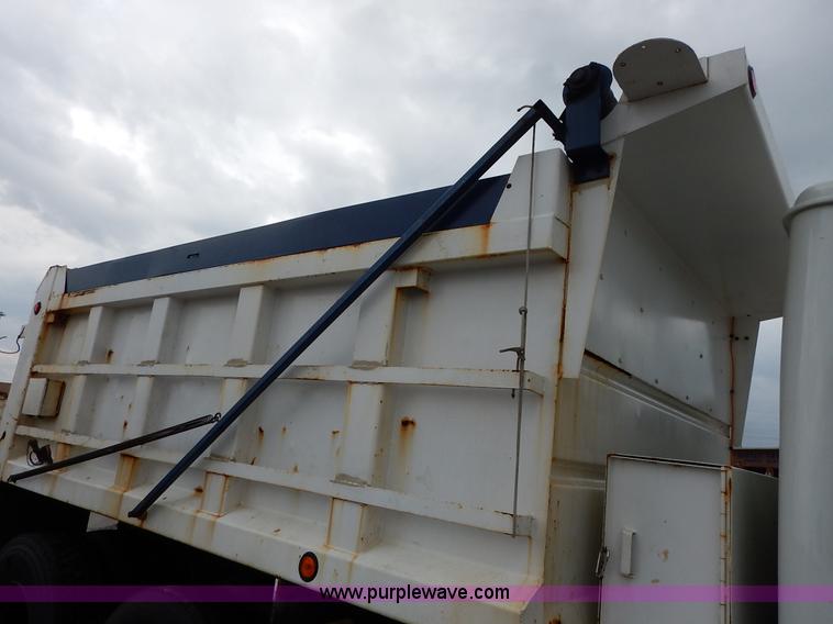 image for item J3634 2001 International 4900 dump truck