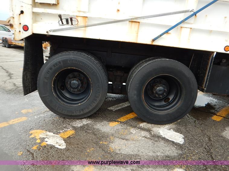 image for item J3634 2001 International 4900 dump truck