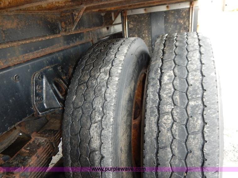 image for item J3634 2001 International 4900 dump truck