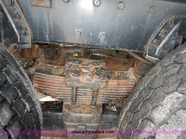 image for item J3634 2001 International 4900 dump truck