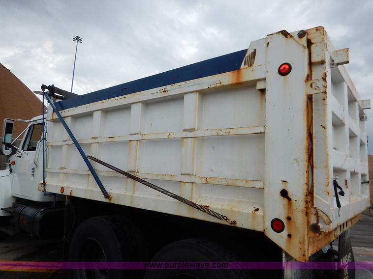 image for item J3634 2001 International 4900 dump truck