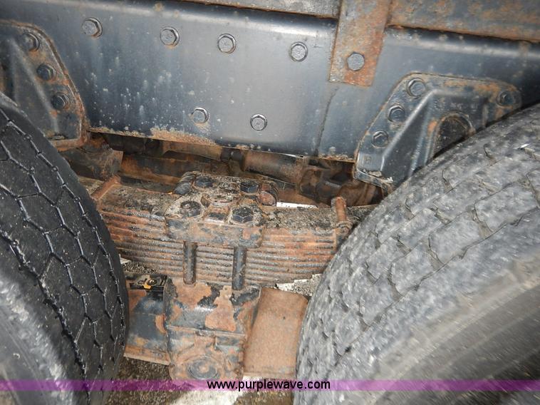 image for item J3634 2001 International 4900 dump truck