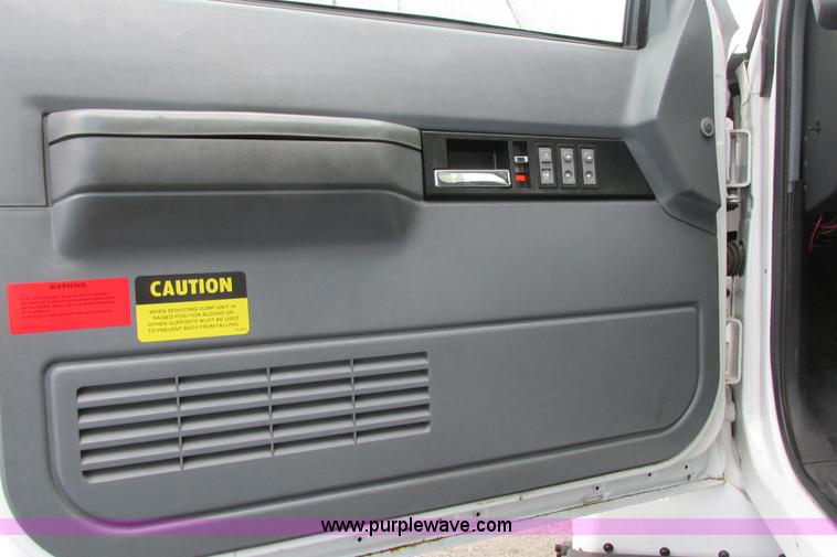 image for item J3645 2002 GMC C7500 dump truck