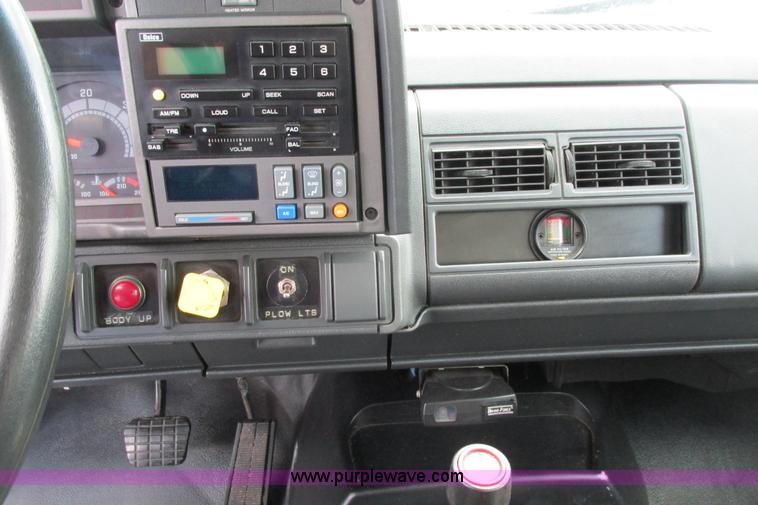 image for item J3645 2002 GMC C7500 dump truck