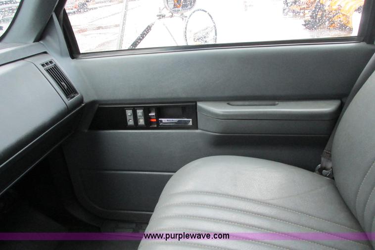 image for item J3645 2002 GMC C7500 dump truck