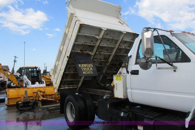 image for item J3645 2002 GMC C7500 dump truck