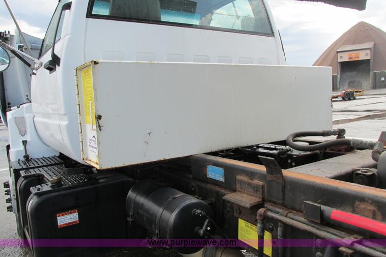 image for item J3645 2002 GMC C7500 dump truck