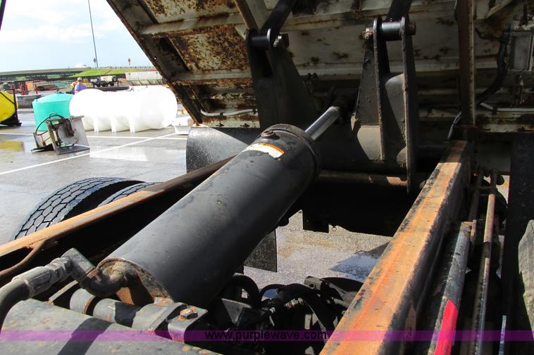 image for item J3645 2002 GMC C7500 dump truck