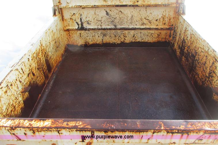 image for item J3645 2002 GMC C7500 dump truck