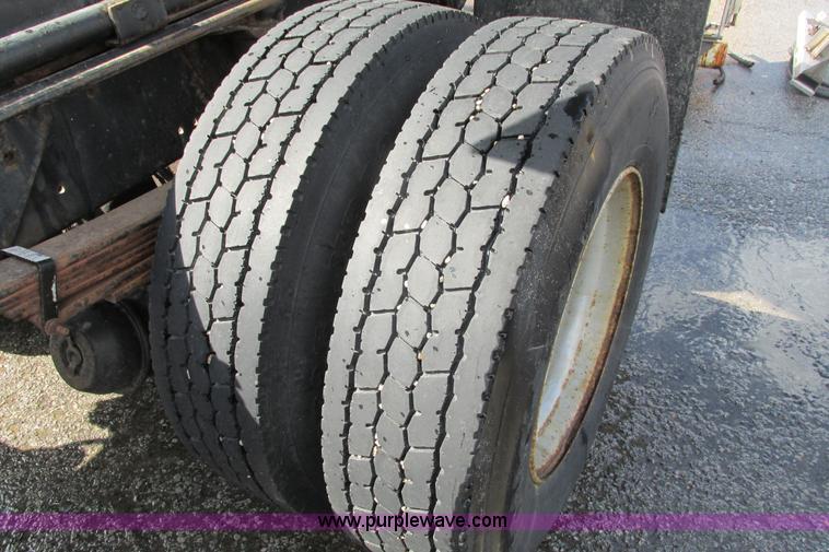 image for item J3645 2002 GMC C7500 dump truck