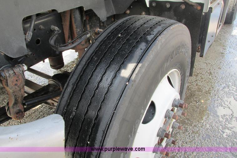 image for item J3645 2002 GMC C7500 dump truck