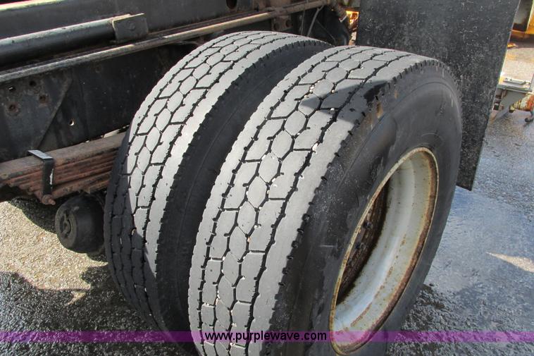 image for item J3645 2002 GMC C7500 dump truck