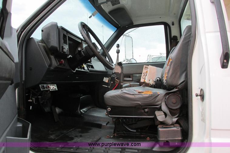 image for item J3648 2000 GMC C7500 dump truck