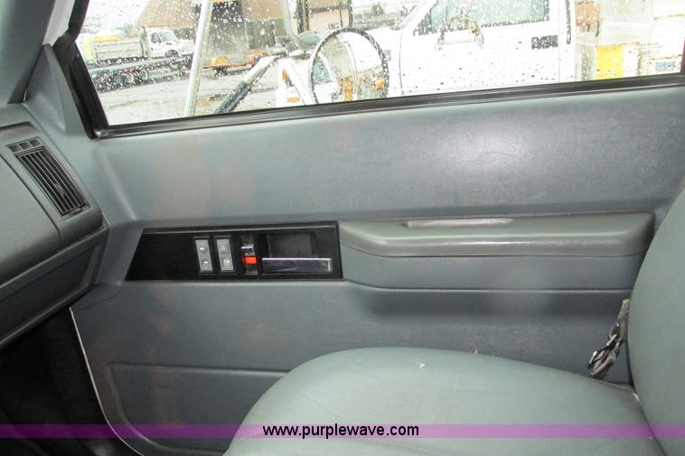 image for item J3648 2000 GMC C7500 dump truck