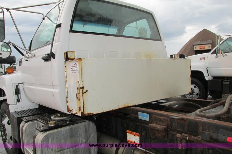 image for item J3648 2000 GMC C7500 dump truck