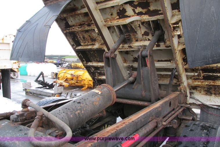 image for item J3648 2000 GMC C7500 dump truck