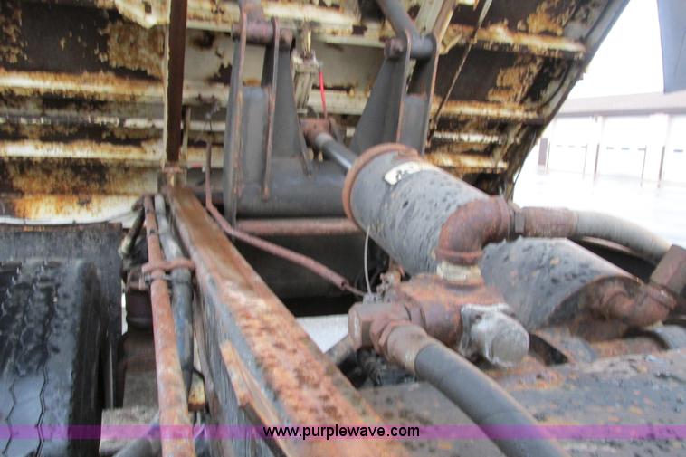 image for item J3648 2000 GMC C7500 dump truck