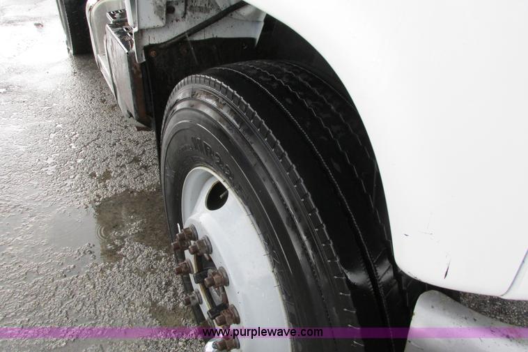 image for item J3648 2000 GMC C7500 dump truck