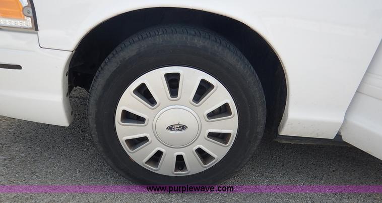 image for item J6384 2011 Ford Crown Victoria Police Interceptor