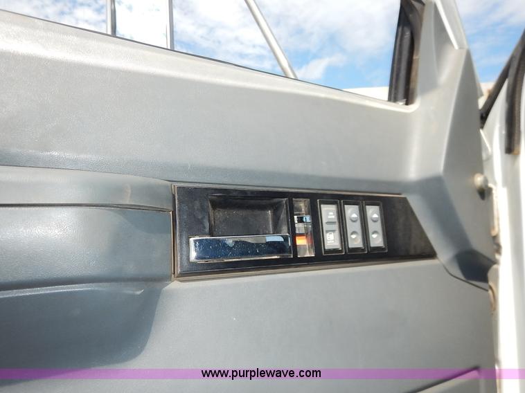 image for item J6421 2002 GMC C7500 dump truck