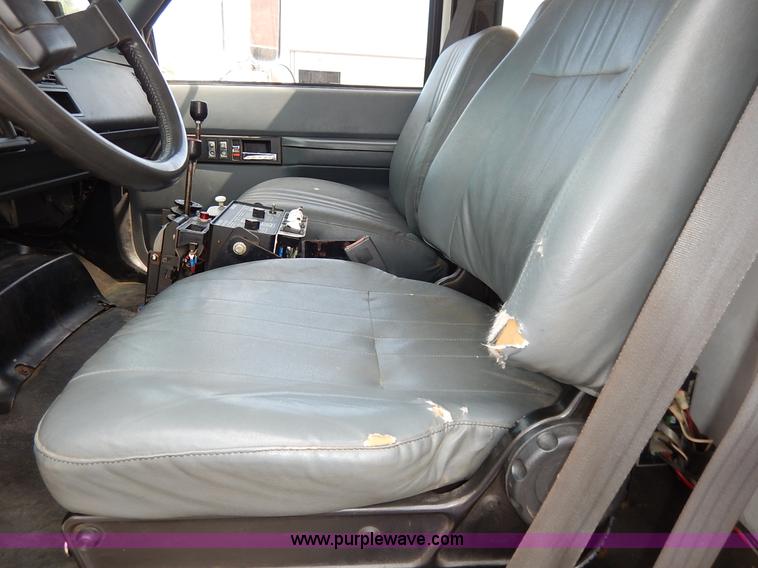 image for item J6421 2002 GMC C7500 dump truck