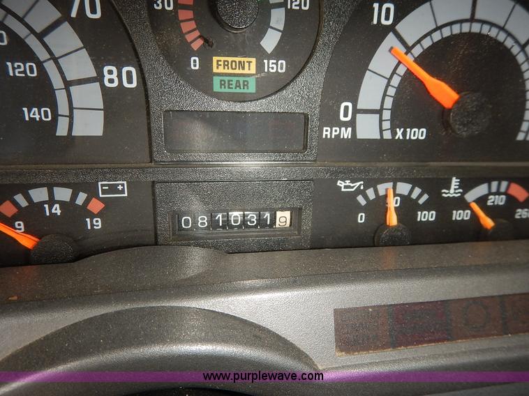 image for item J6421 2002 GMC C7500 dump truck