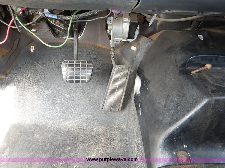 image for item J6421 2002 GMC C7500 dump truck