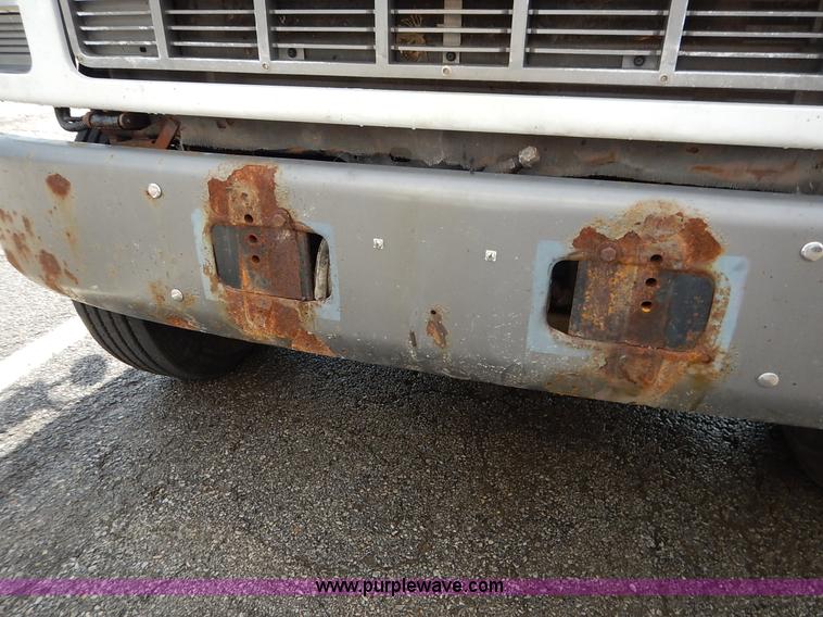 image for item J6421 2002 GMC C7500 dump truck