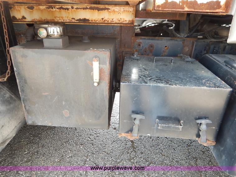 image for item J6421 2002 GMC C7500 dump truck