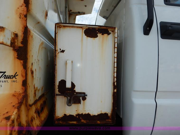 image for item J6421 2002 GMC C7500 dump truck