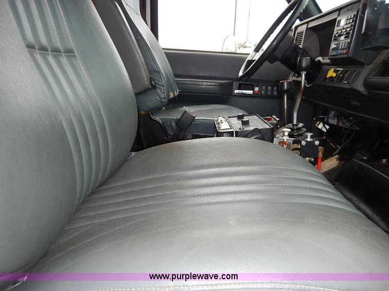 image for item J6421 2002 GMC C7500 dump truck