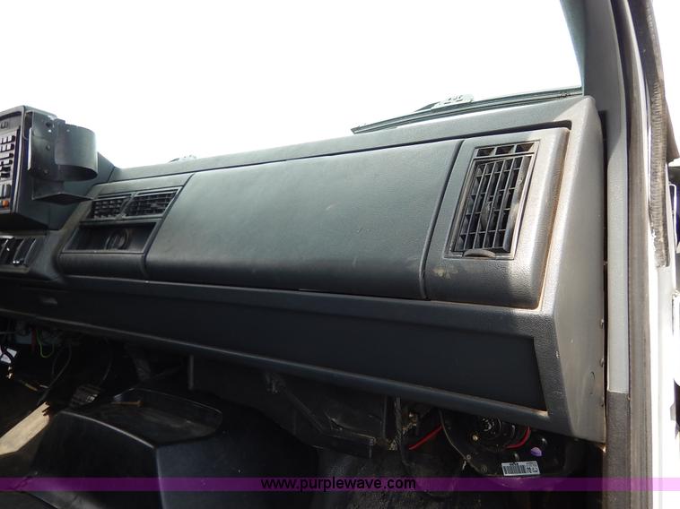 image for item J6421 2002 GMC C7500 dump truck